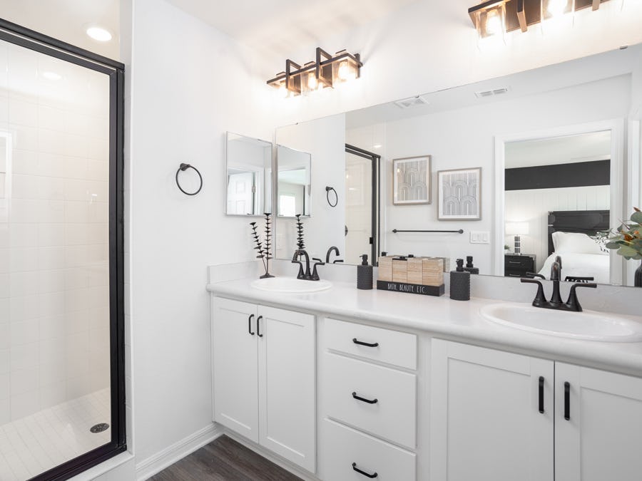 En-suite owner's bath in the Aria by Highland Homes