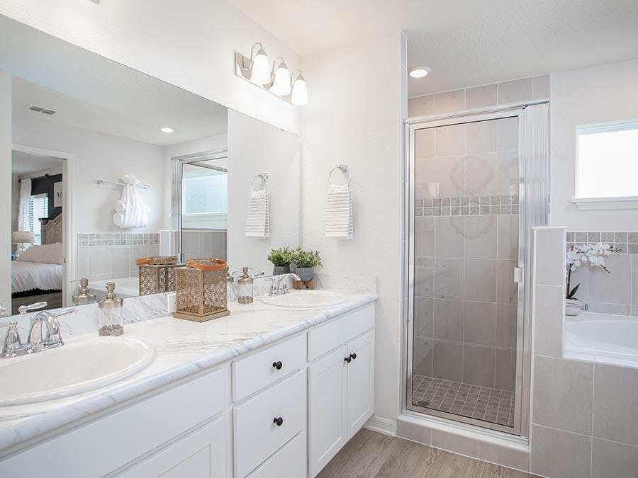 Owner's bath in the Parker by Highland Homes in Lake Wales