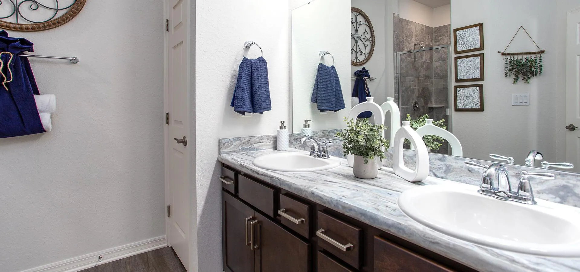 En-suite owner's bath with blue accents