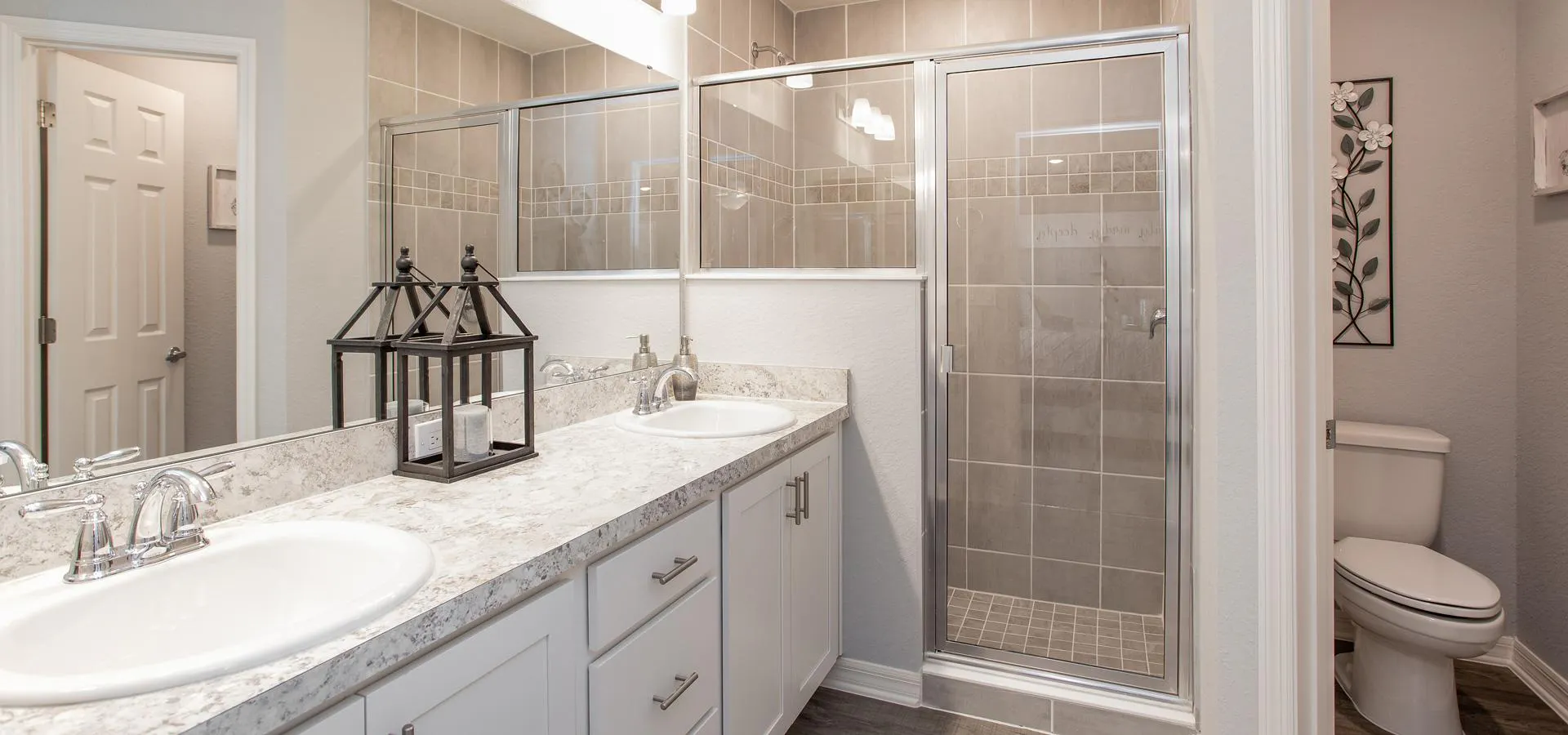 En-suite bath with tiled shower in Blossom Grove Estates