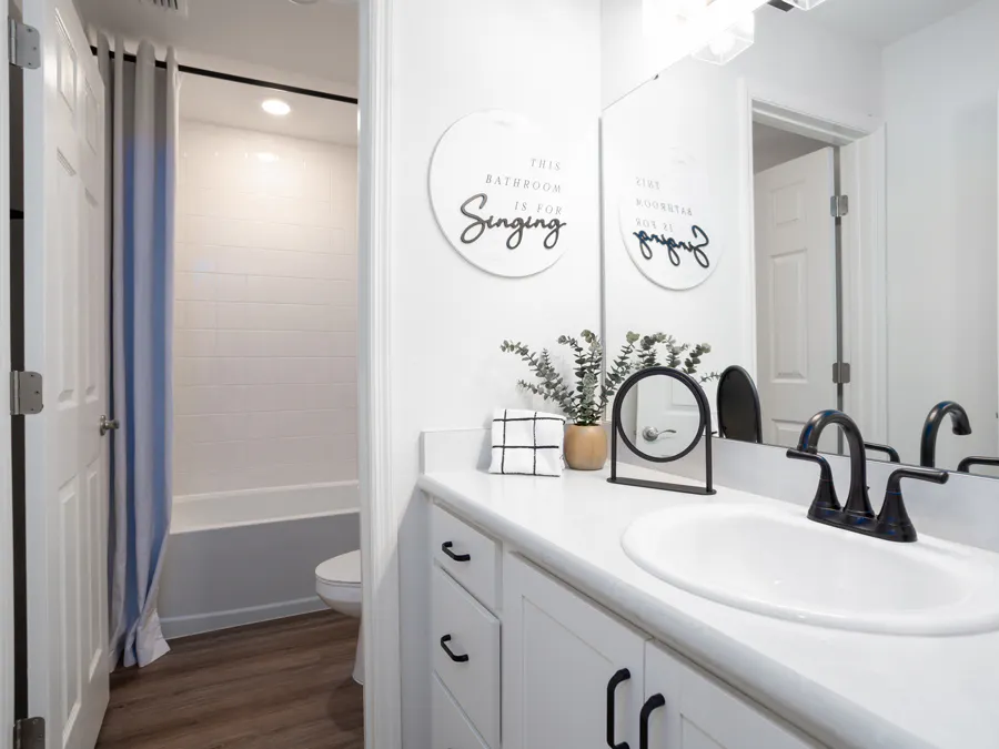 Room Aria - Hall Bath Page