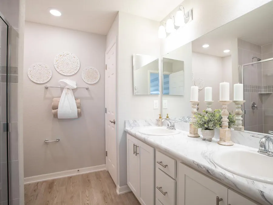 Amaryllis - Owner's Bath