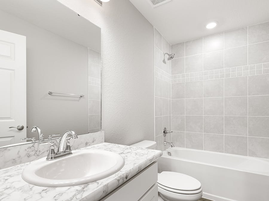 Room Amaryllis - Hall Bath Page