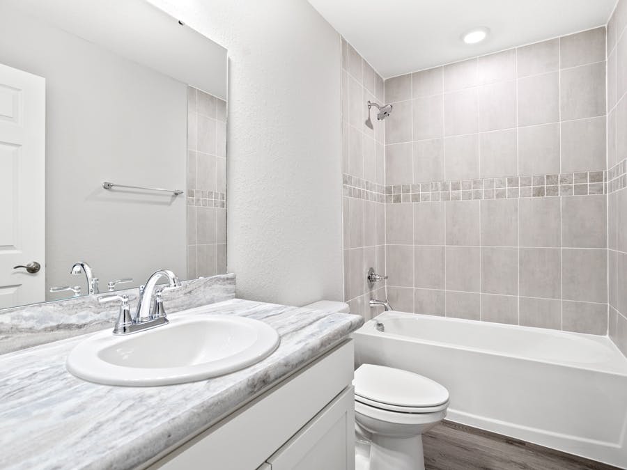 Amaryllis - Hall Bath