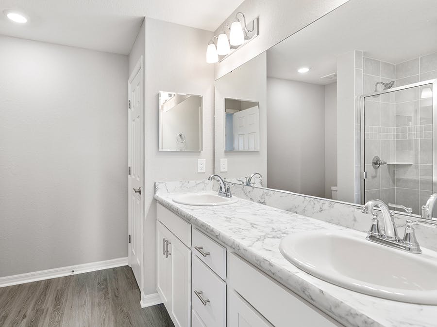 Amaryllis - Owner's Bath