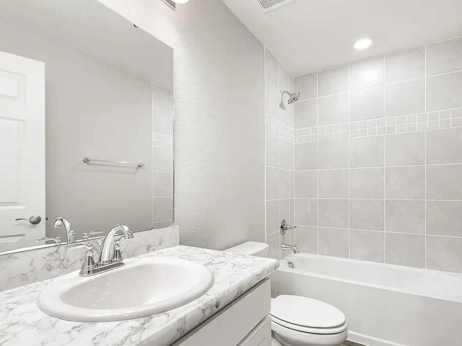 Room Amaryllis - Hall Bath Page