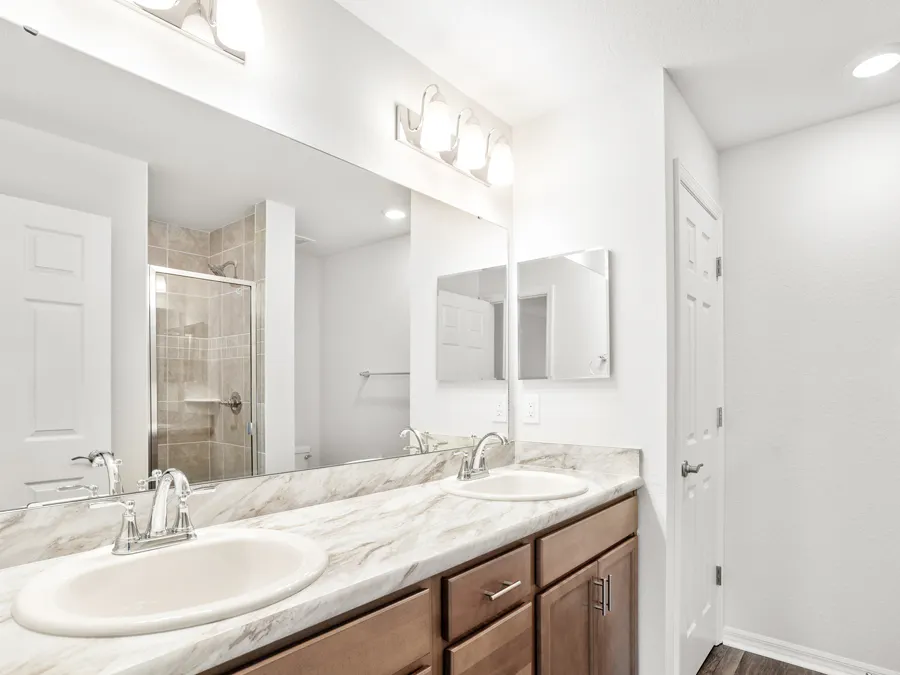 Amaryllis - Owner's Bath