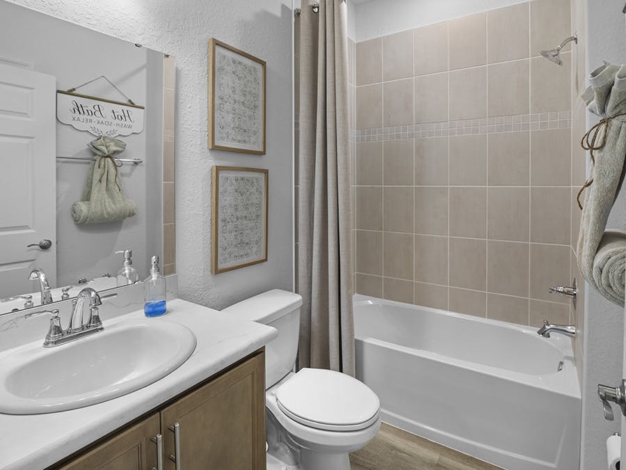 Summerlyn II - Hall Bath