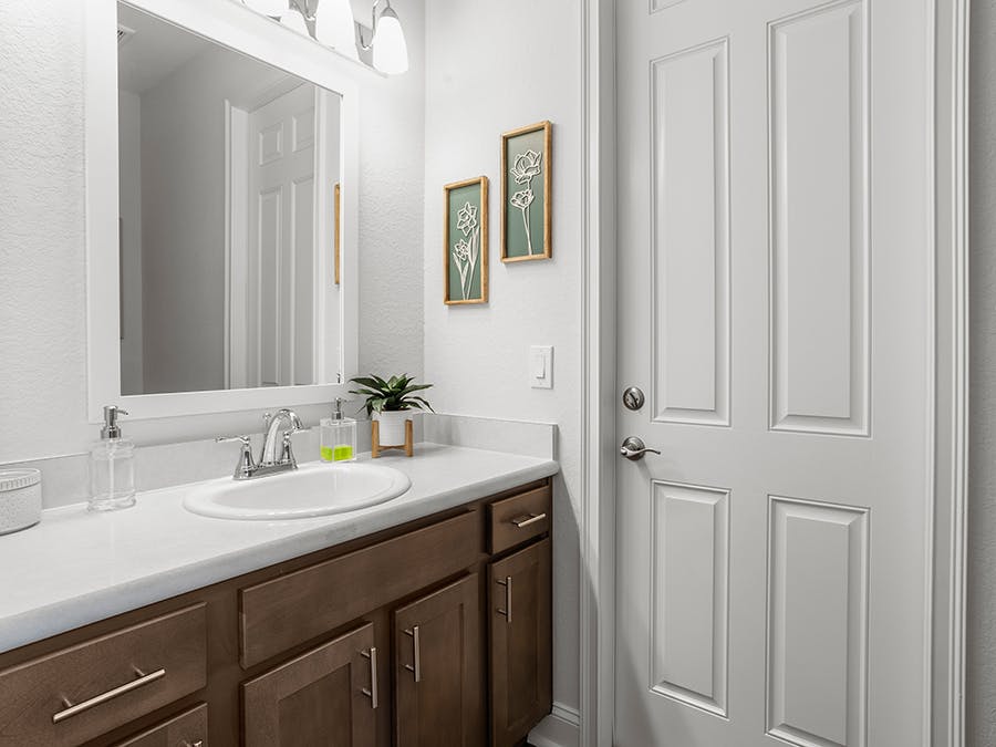 Room Waylyn- Hall Bath Page