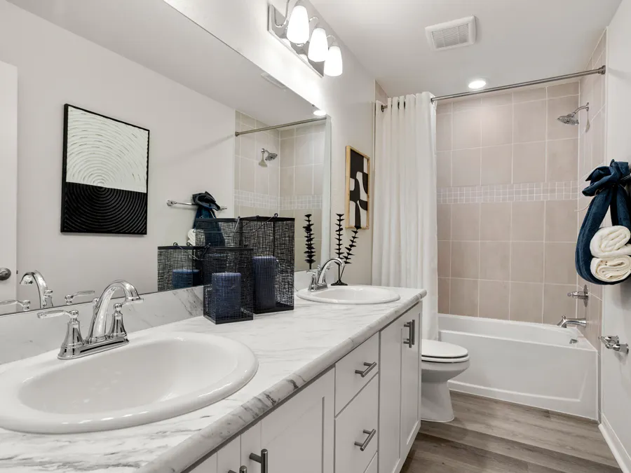 Room Catalina - Hall Bath Page