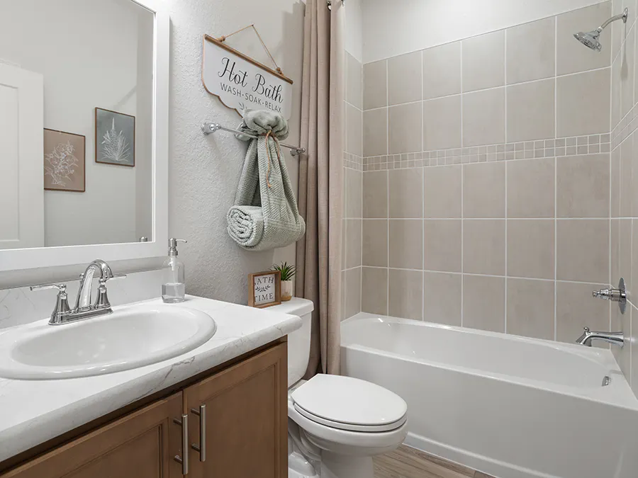 Room Summerlyn II - Hall Bath Page