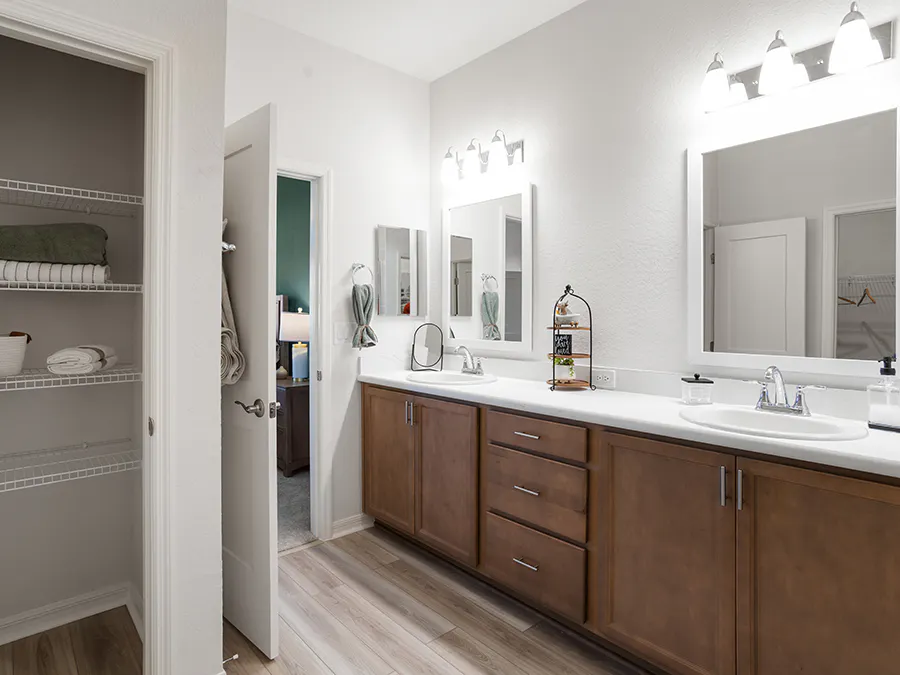 Room Summerlyn II - Owner's Bath Page