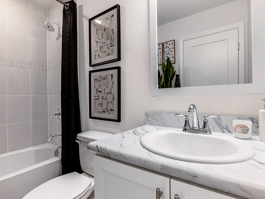 Room Daisy-Hall Bath Page