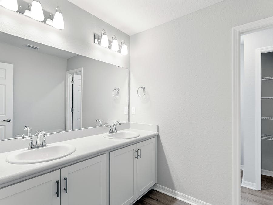 Room Sydney II - Hall Bath Page