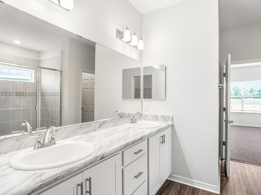 Room Everly-Owner's Suite Bathroom Page