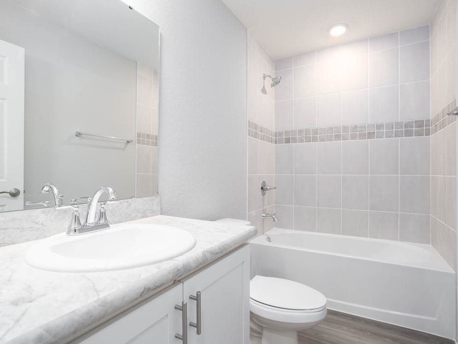 Amaryllis - Hall Bath