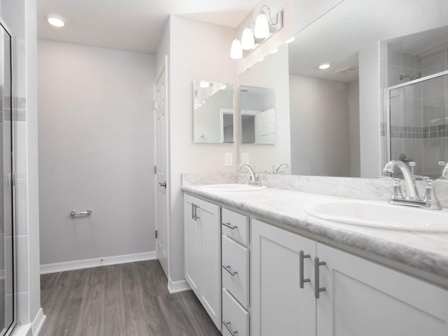 Amaryllis - Owner's Bath