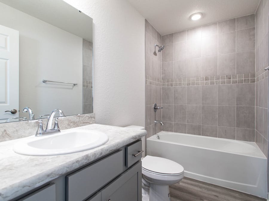 Room Amaryllis - Hall Bath Page