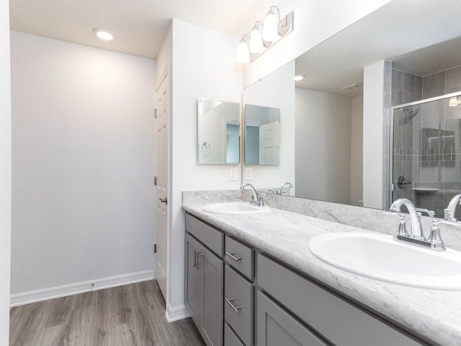 Amaryllis - Owner's Bath