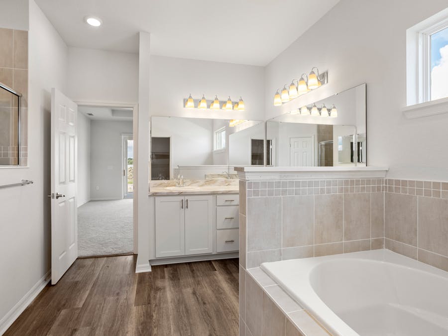 Williamson II - Owner's Bath