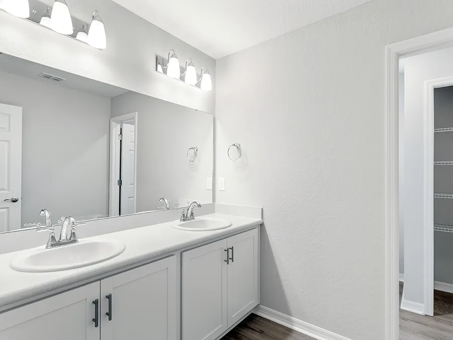 Room Sydney II - Hall Bath Page