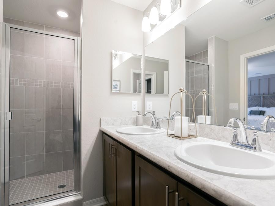 Spacious en-suite owner's bath in the Magnolia townhome