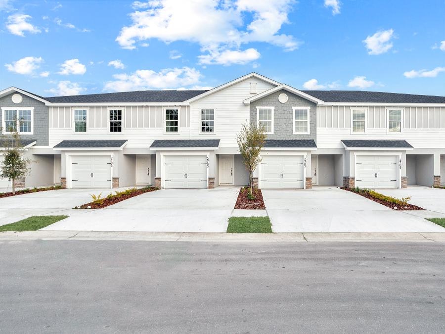 Building of new townhomes for sale in Plant City FL